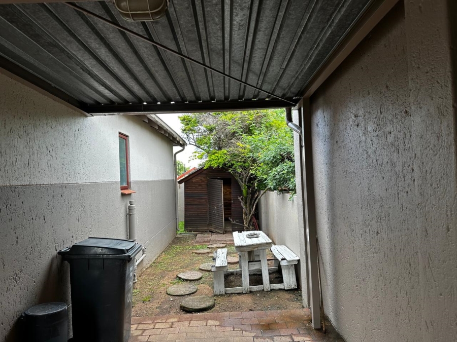 To Let 2 Bedroom Property for Rent in Bromhof Gauteng
