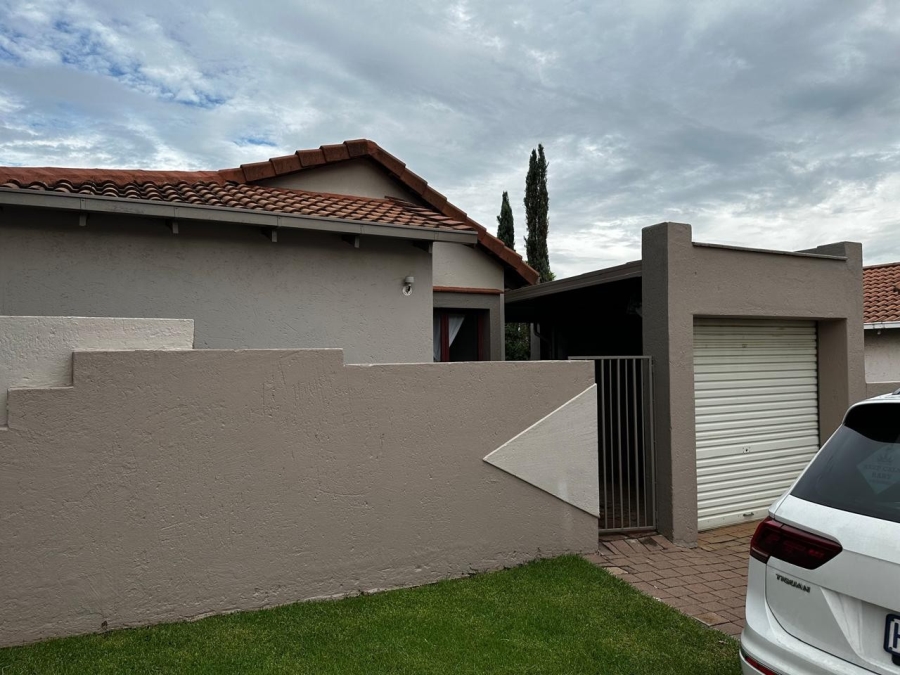 To Let 2 Bedroom Property for Rent in Bromhof Gauteng