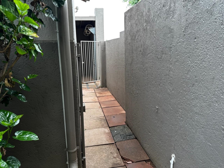 To Let 2 Bedroom Property for Rent in Bromhof Gauteng