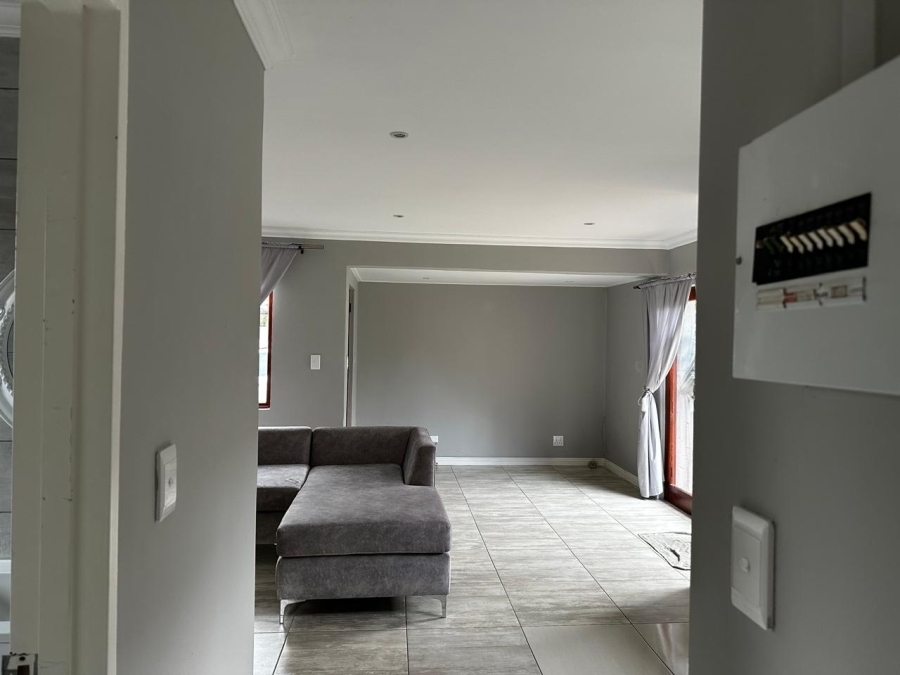 To Let 2 Bedroom Property for Rent in Bromhof Gauteng
