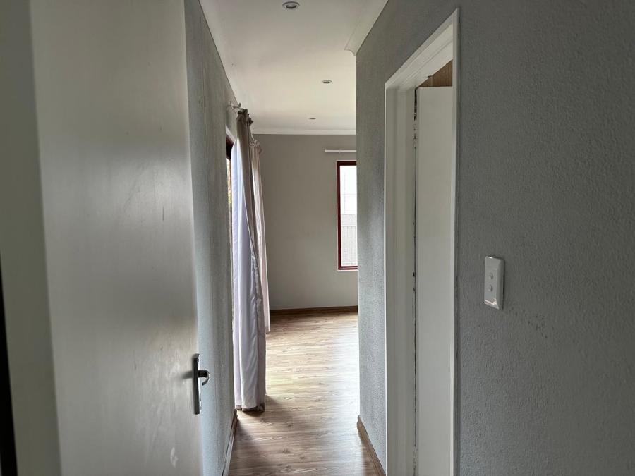 To Let 2 Bedroom Property for Rent in Bromhof Gauteng