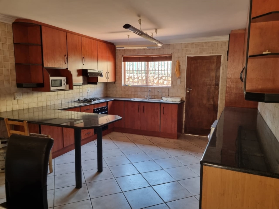 To Let 5 Bedroom Property for Rent in Vaaloewer Gauteng