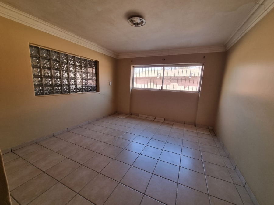 To Let 5 Bedroom Property for Rent in Vaaloewer Gauteng