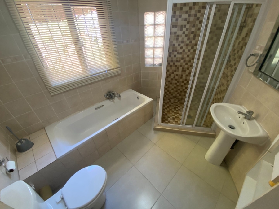 4 Bedroom Property for Sale in Zwartkop Gauteng