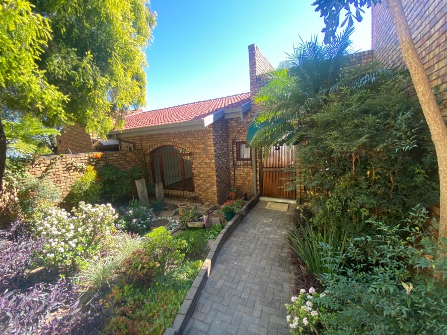 4 Bedroom Property for Sale in Zwartkop Gauteng