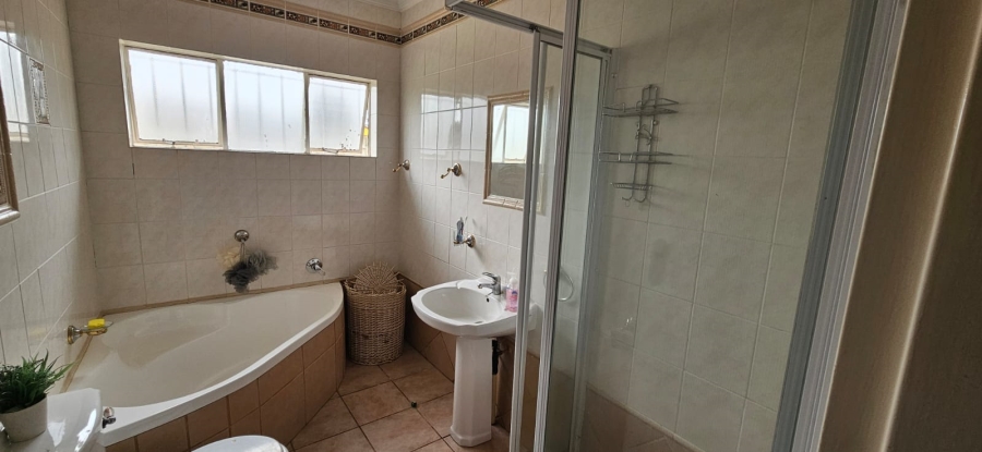 4 Bedroom Property for Sale in Rensburg Gauteng