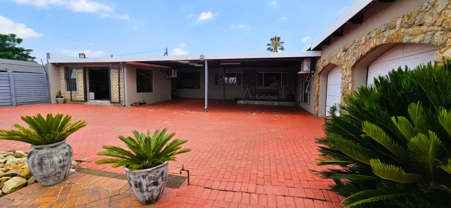 5 Bedroom Property for Sale in Rensburg Gauteng