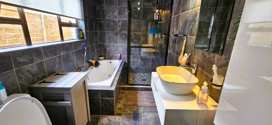 5 Bedroom Property for Sale in Rensburg Gauteng