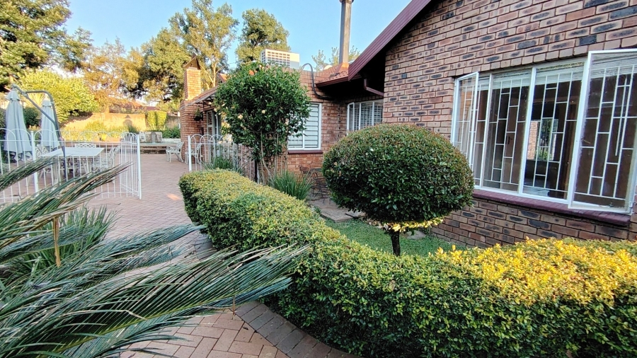 6 Bedroom Property for Sale in Raslouw Gauteng