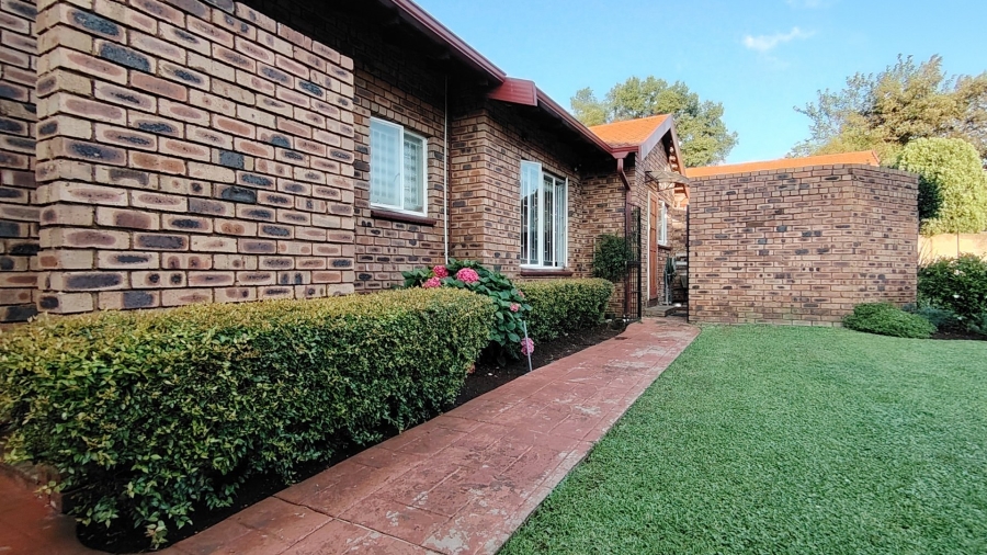 6 Bedroom Property for Sale in Raslouw Gauteng