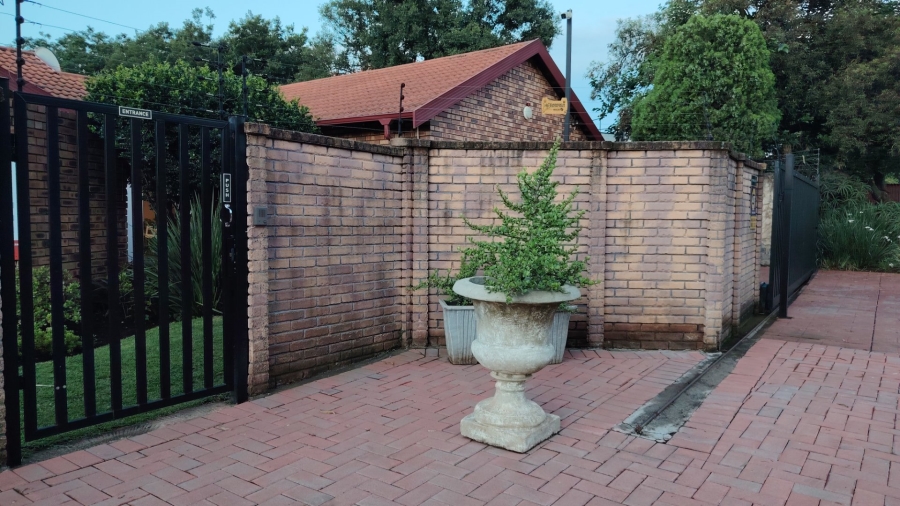 6 Bedroom Property for Sale in Raslouw Gauteng