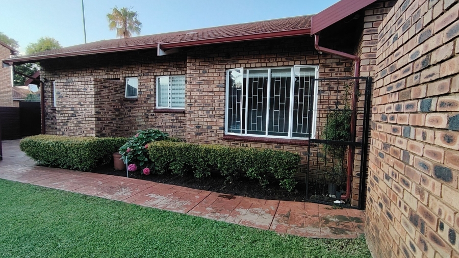 6 Bedroom Property for Sale in Raslouw Gauteng