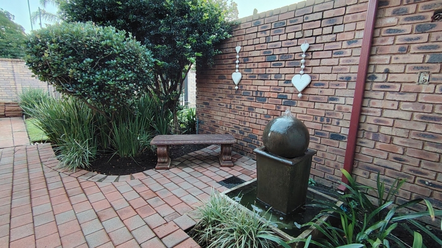 6 Bedroom Property for Sale in Raslouw Gauteng