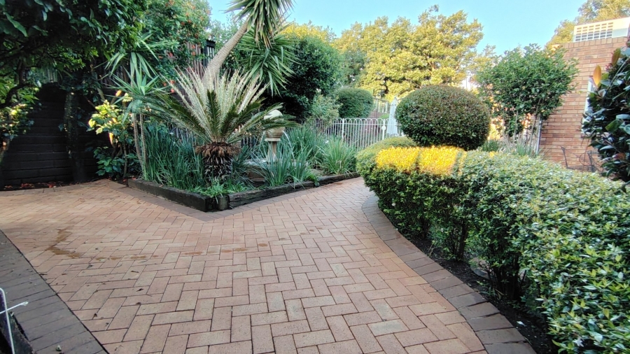 6 Bedroom Property for Sale in Raslouw Gauteng