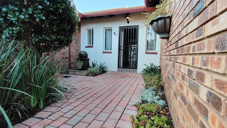 6 Bedroom Property for Sale in Raslouw Gauteng