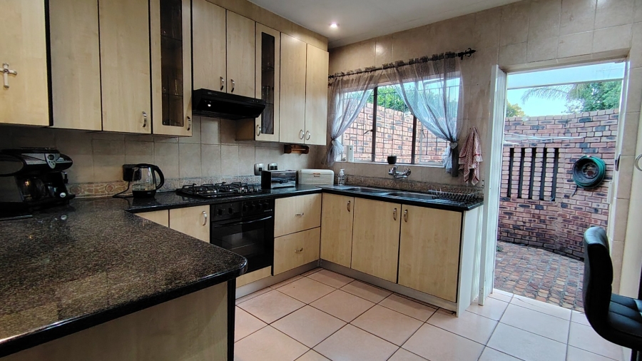 6 Bedroom Property for Sale in Raslouw Gauteng