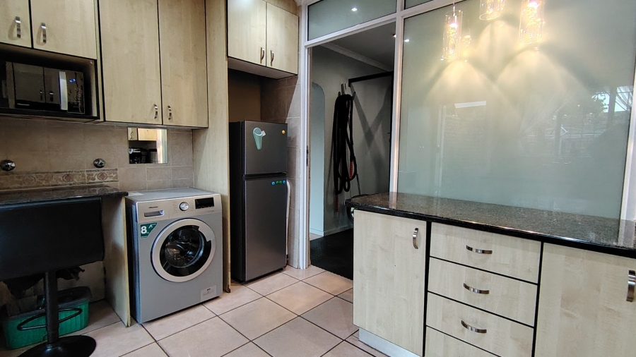 6 Bedroom Property for Sale in Raslouw Gauteng