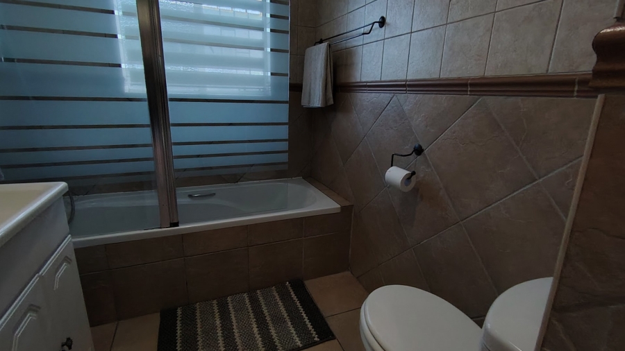 6 Bedroom Property for Sale in Raslouw Gauteng