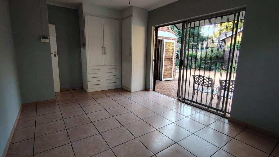 6 Bedroom Property for Sale in Raslouw Gauteng