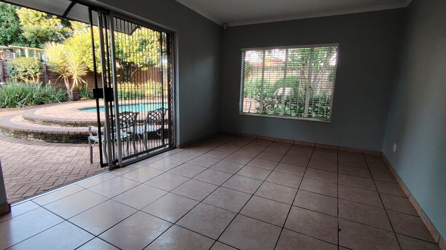 6 Bedroom Property for Sale in Raslouw Gauteng