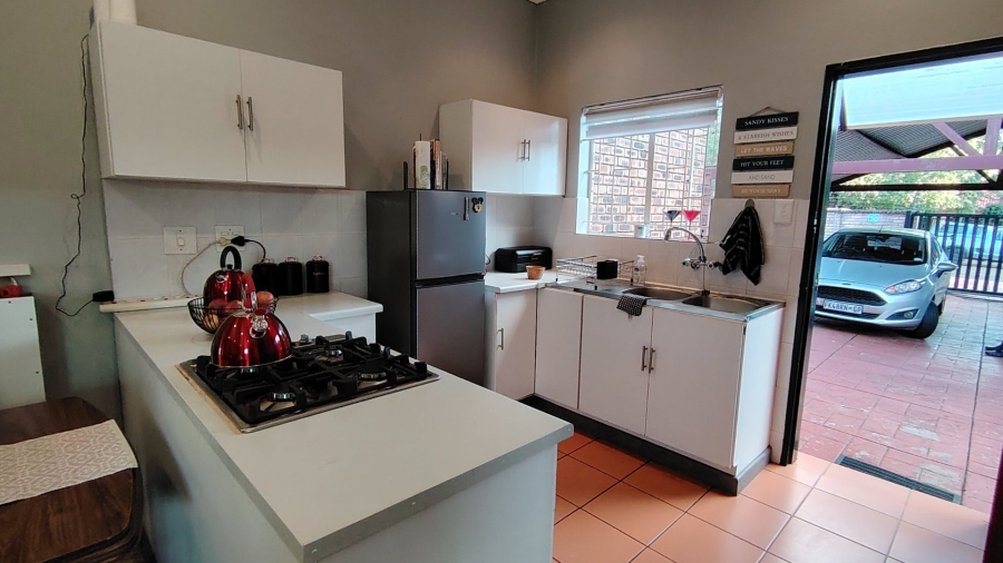 6 Bedroom Property for Sale in Raslouw Gauteng