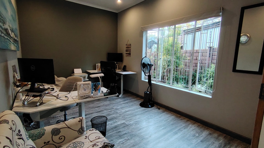 6 Bedroom Property for Sale in Raslouw Gauteng