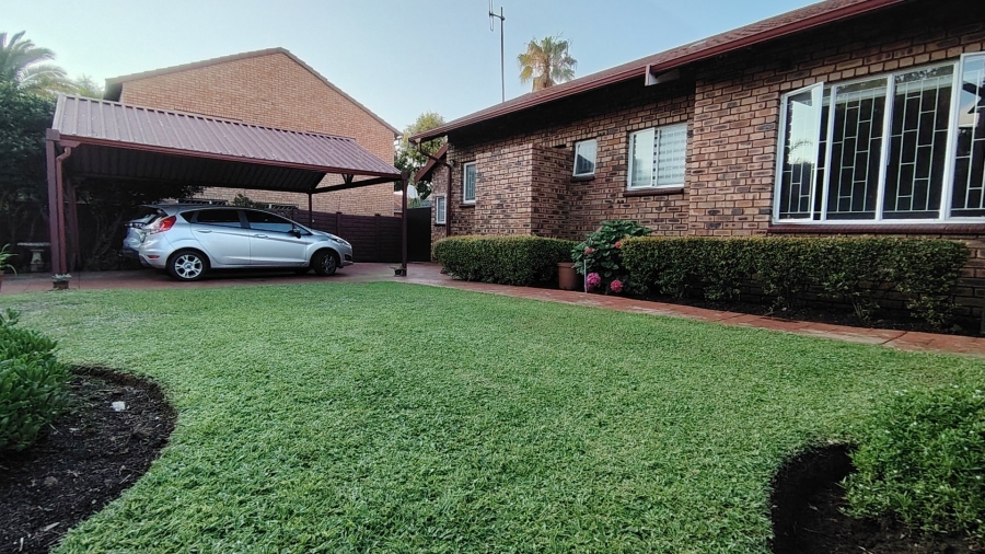 6 Bedroom Property for Sale in Raslouw Gauteng