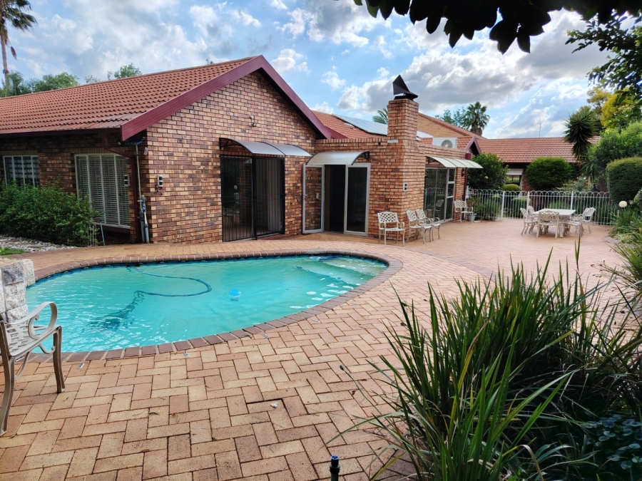 6 Bedroom Property for Sale in Wierda Park Gauteng