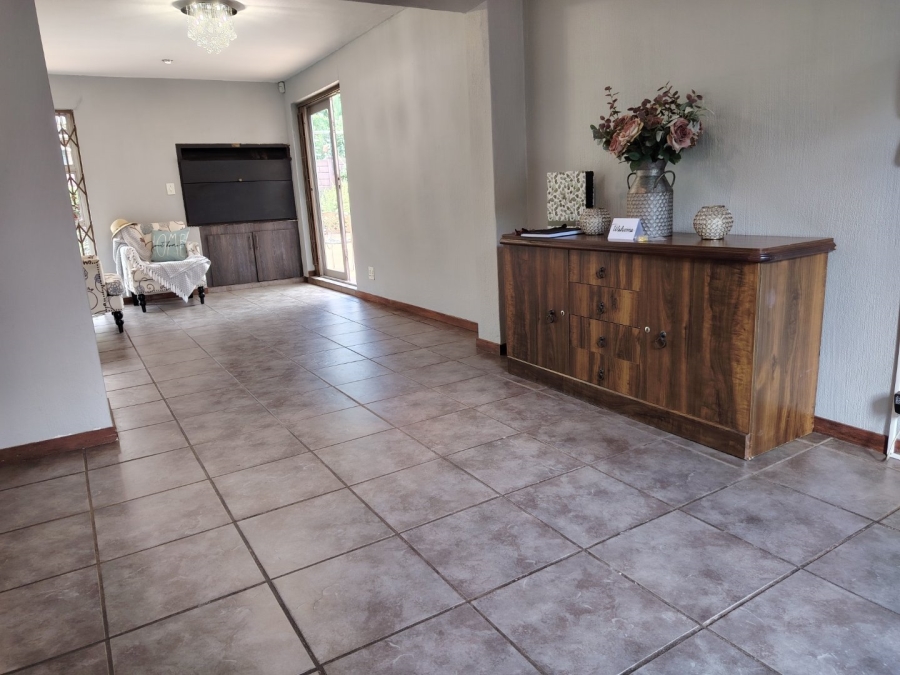 6 Bedroom Property for Sale in Wierda Park Gauteng