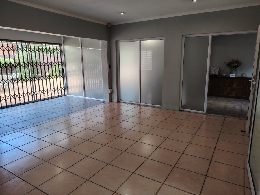 6 Bedroom Property for Sale in Wierda Park Gauteng