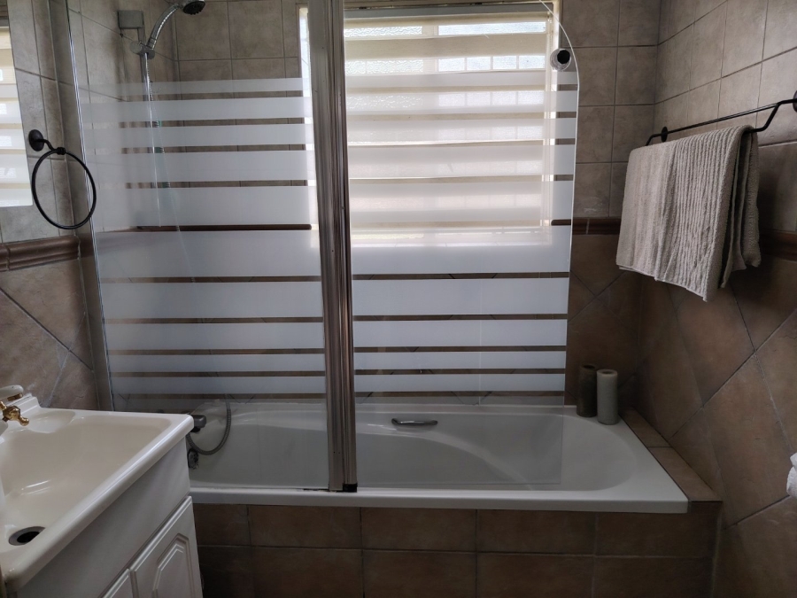 6 Bedroom Property for Sale in Wierda Park Gauteng