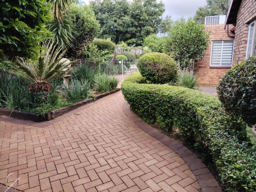 6 Bedroom Property for Sale in Wierda Park Gauteng