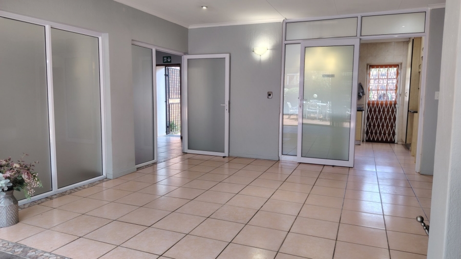6 Bedroom Property for Sale in Wierda Park Gauteng