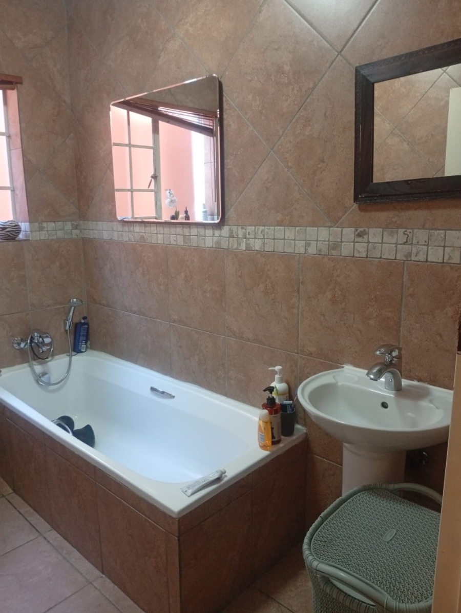 To Let 3 Bedroom Property for Rent in Glen Marais Gauteng
