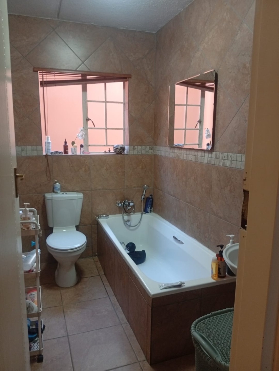 To Let 3 Bedroom Property for Rent in Glen Marais Gauteng