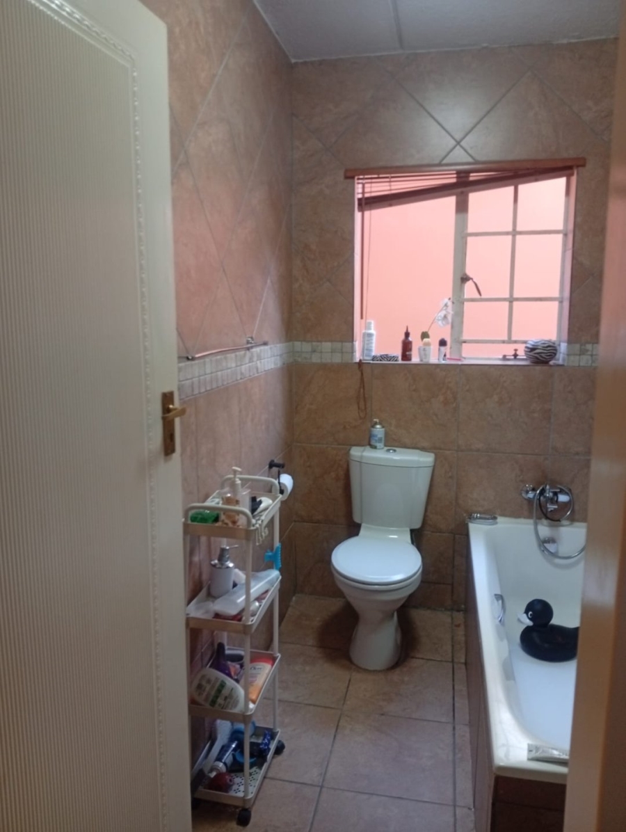 To Let 3 Bedroom Property for Rent in Glen Marais Gauteng