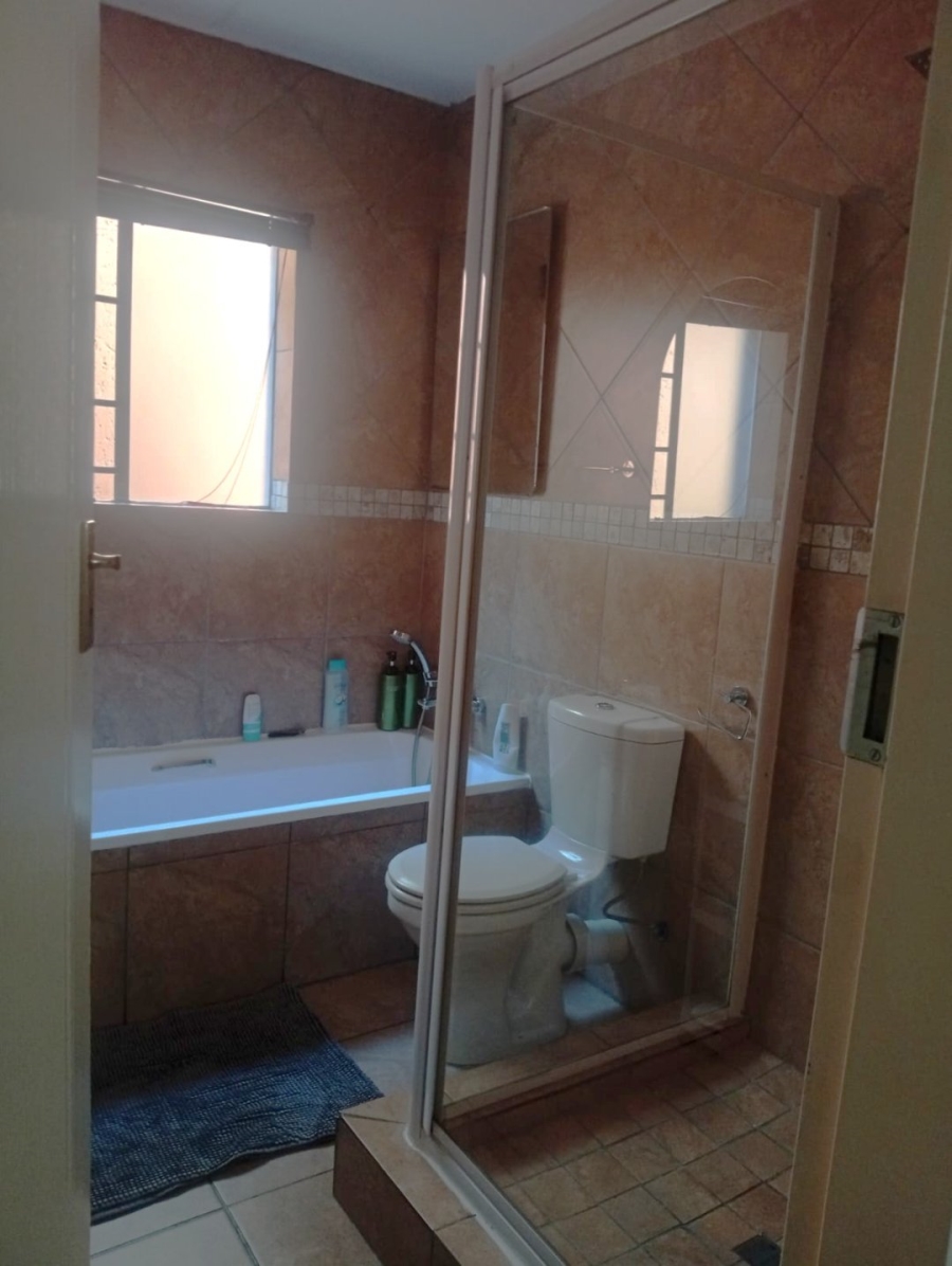 To Let 3 Bedroom Property for Rent in Glen Marais Gauteng