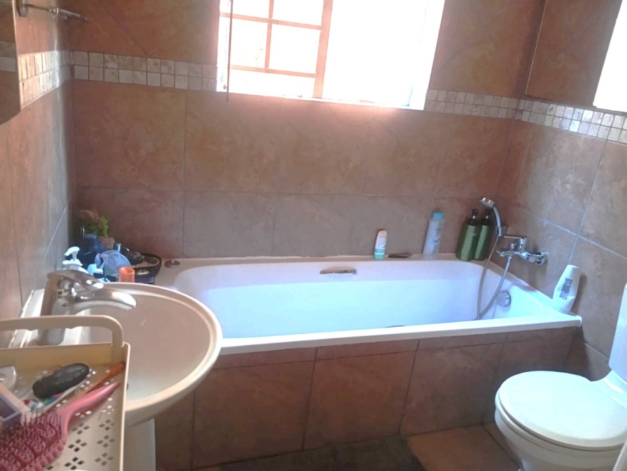 To Let 3 Bedroom Property for Rent in Glen Marais Gauteng