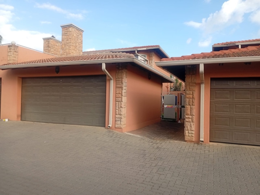 To Let 3 Bedroom Property for Rent in Glen Marais Gauteng