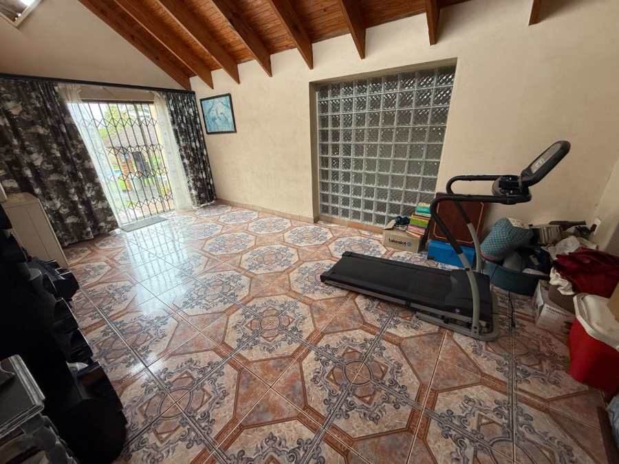 5 Bedroom Property for Sale in Rooihuiskraal Gauteng