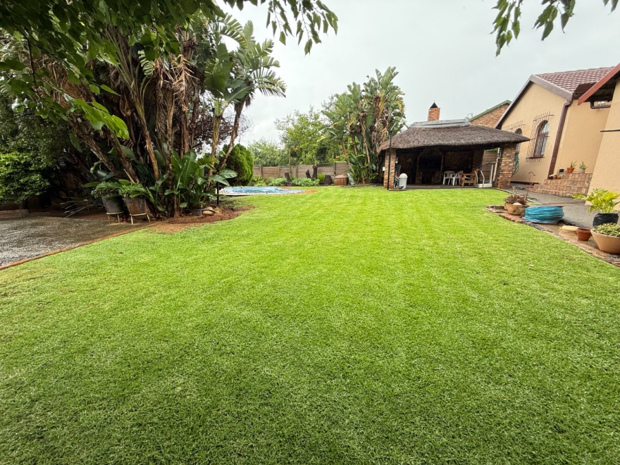 5 Bedroom Property for Sale in Rooihuiskraal Gauteng