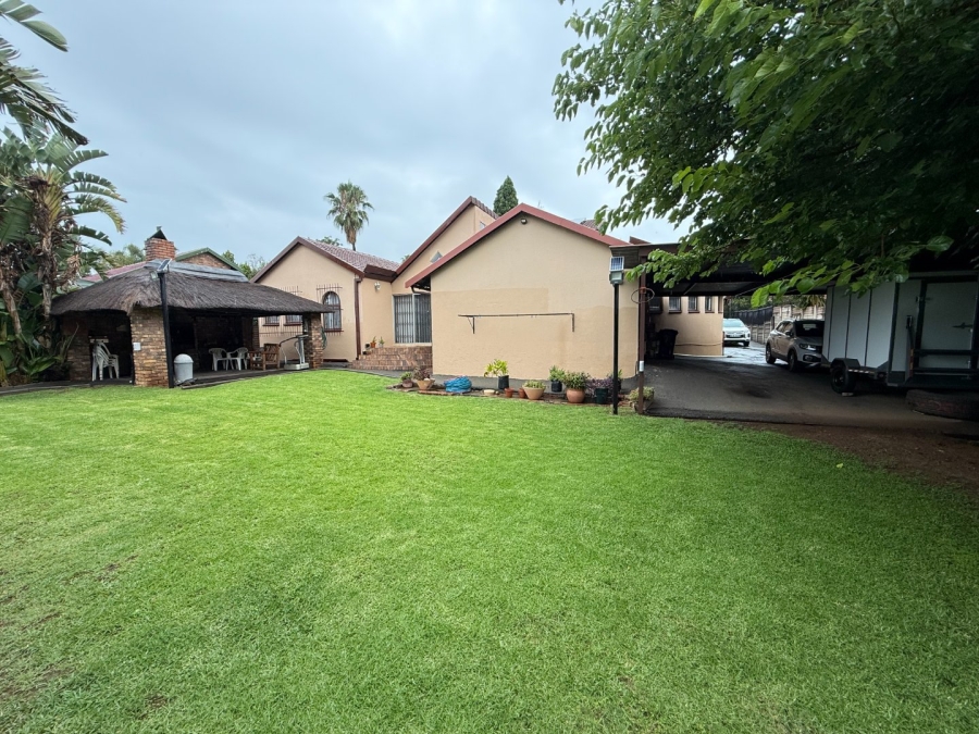 5 Bedroom Property for Sale in Rooihuiskraal Gauteng