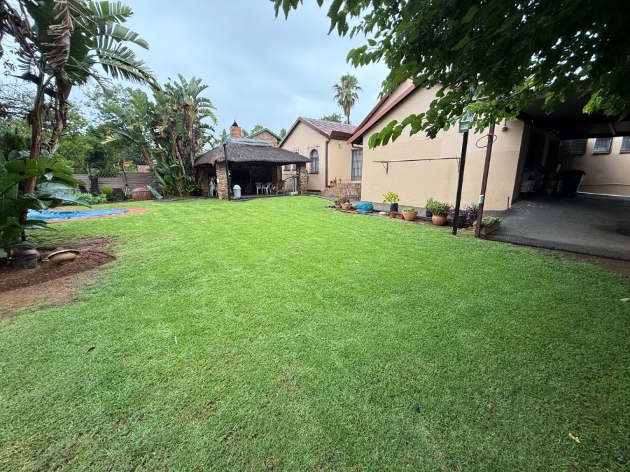 5 Bedroom Property for Sale in Rooihuiskraal Gauteng