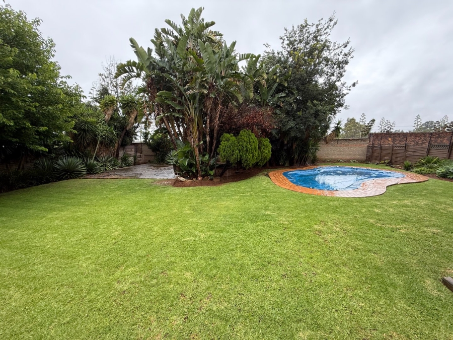 5 Bedroom Property for Sale in Rooihuiskraal Gauteng