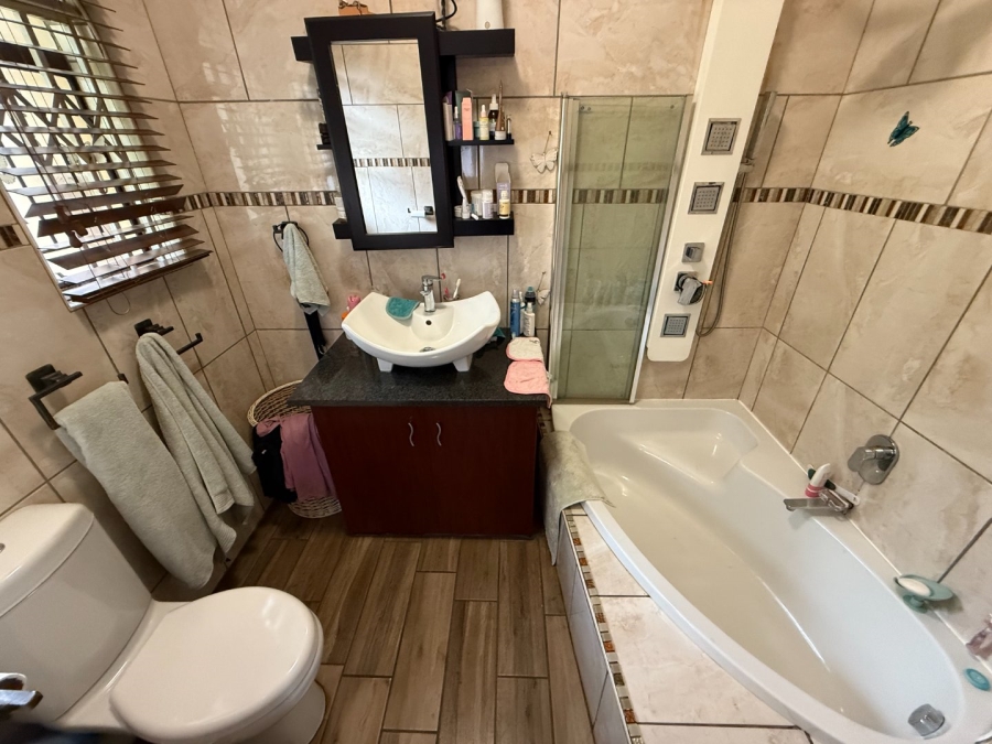 5 Bedroom Property for Sale in Rooihuiskraal Gauteng