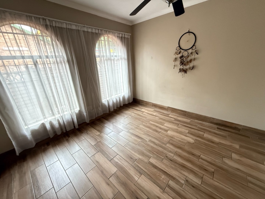 5 Bedroom Property for Sale in Rooihuiskraal Gauteng