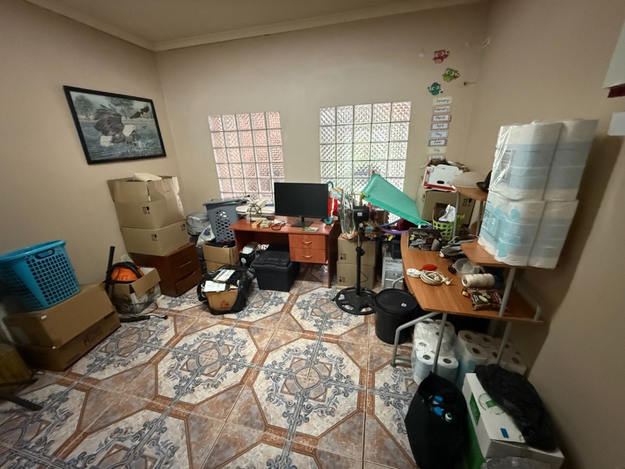 5 Bedroom Property for Sale in Rooihuiskraal Gauteng