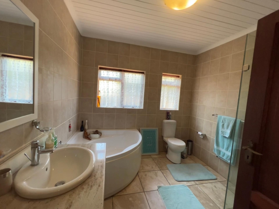 5 Bedroom Property for Sale in Silver Lakes Gauteng