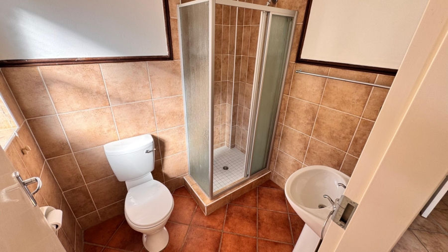 2 Bedroom Property for Sale in Die Hoewes Gauteng