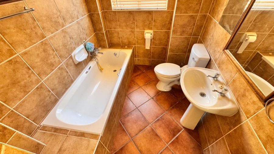 2 Bedroom Property for Sale in Die Hoewes Gauteng